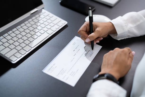 How A Cheque Bounce Lawyer Can Handle Court Related Disputes